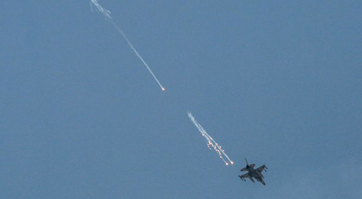 Israel carries out new raids in Gaza as Netanyahu visits US