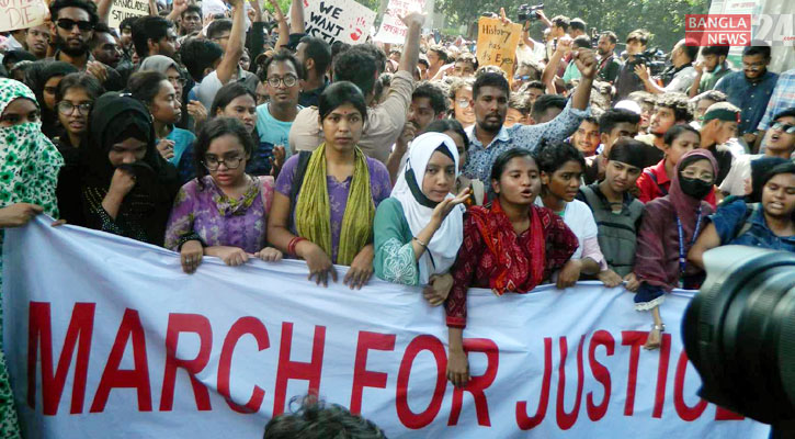 Protesters take positions at Doyel Chattar of DU