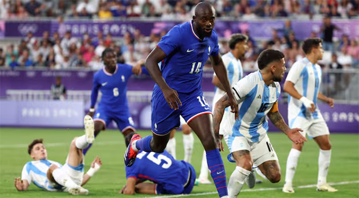 France edge out Argentina in quarter-final