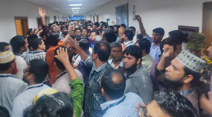 Central Bank deputy governor, advisors escape amid demo