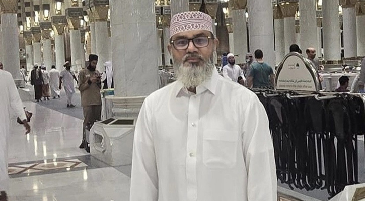 Masood Sayedee prays for movement martyrs at Masjid al-Nabawi