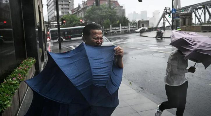 Shanghai hit by strongest typhoon in 75 years