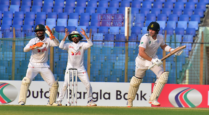 South Africa on driving seat at stumps on Day 1