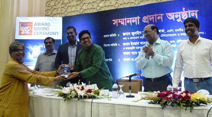 আজীবন সম্মাননা পেলো মোস্তাফা জব্বার