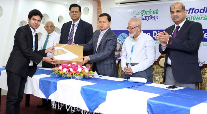 ৮০০ শিক্ষার্থীকে ফ্রি ল্যাপটপ দিলো ডিআইইউ