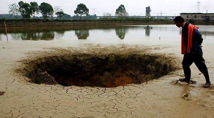 চীনের পুকুরে রাতারাতি ‘রহস্যময়’ বিশাল গর্ত