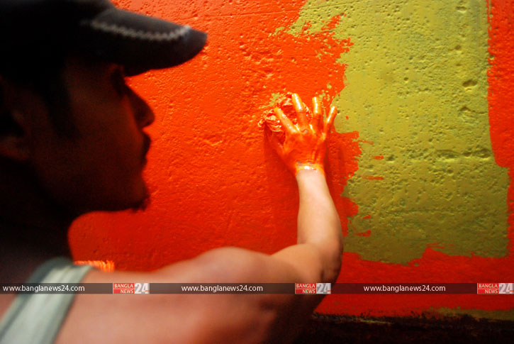 মে দিবসের লাল রঙ জাহাজের গায়ে (ফটোস্টোরি)