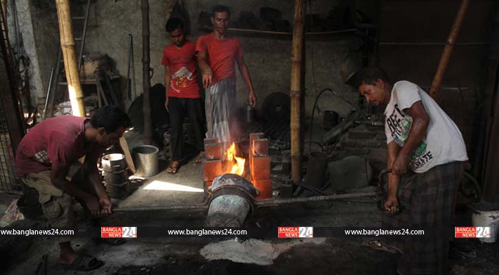 শ্রমে-ঘামে তৈরি পিতলের তৈজসপত্র