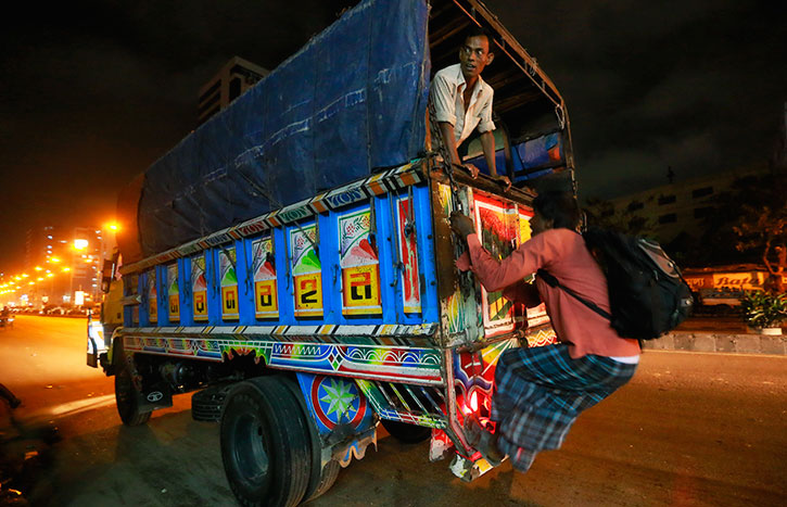 ৪০-৫০ টাকায় ‘মফিজ’দের বাড়ি ফেরা!