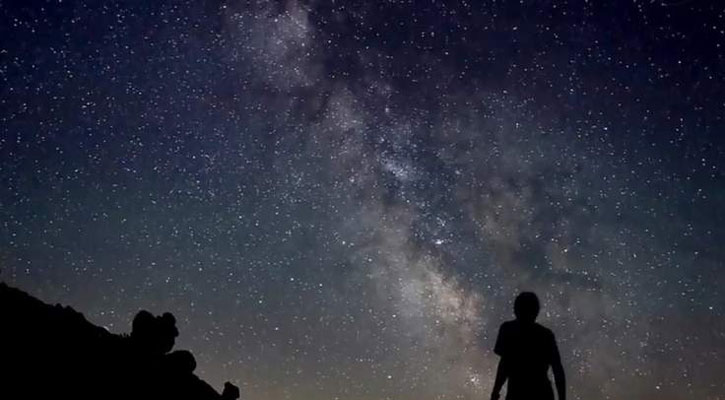 চোখে গগল্‌স্‌ মেলুন দৃষ্টি, আকাশজুড়ে উল্কাবৃষ্টি!