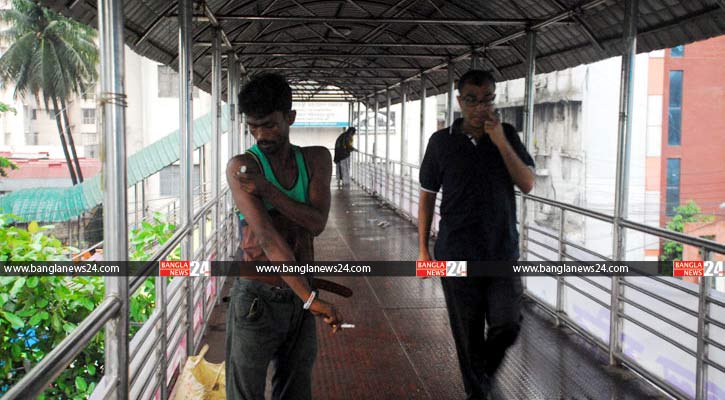 প্রকাশ্যে সুই-সিরিঞ্জে মাদক গ্রহণ