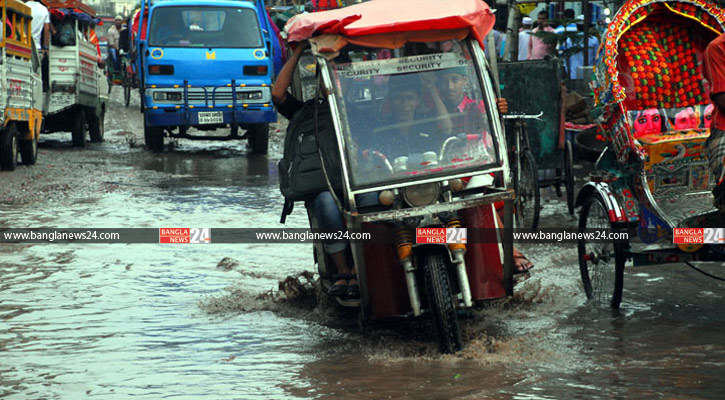 এই সড়কে গাড়ি হয়ে যায় জলযান...