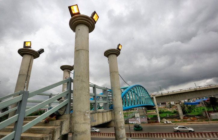 কুড়িল ফ্লাইওভারে অনিয়মই নিয়ম!