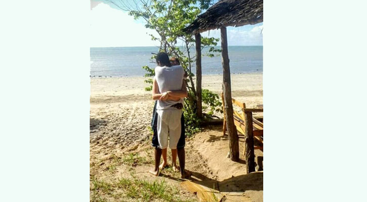 বলুন তো, কোনটা কার পা!