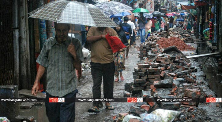 বৃষ্টি, খো‍ঁড়াখুঁড়িতে শাঁখারীবাজারে দ‍ুর্ভোগ