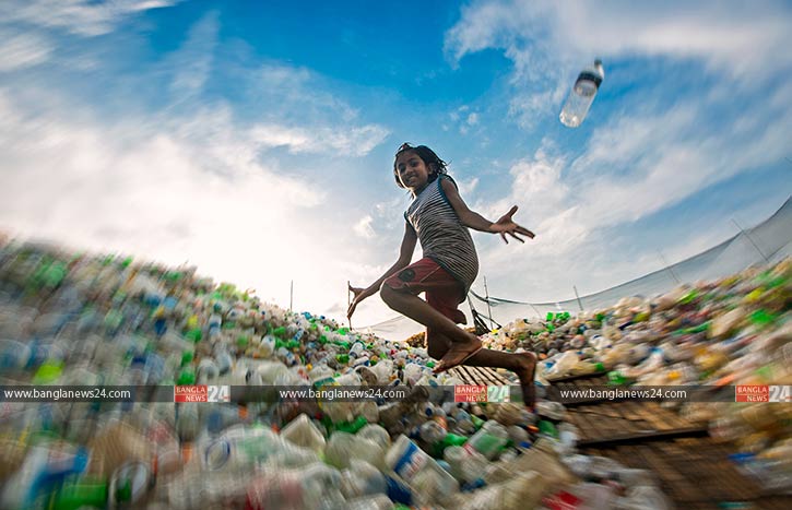 প্লাস্টিকে মোড়ানো শৈশব!