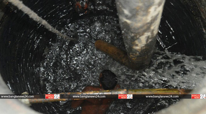 জীবনের ৩৫ বছর ম্যানহোলে