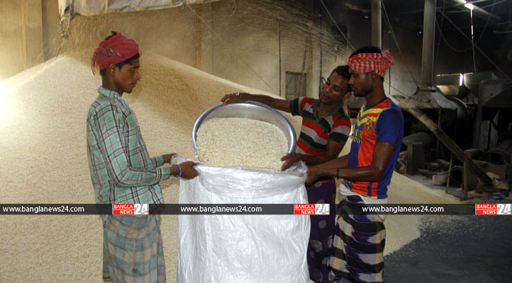 রোজার মাসে ব্যস্ত মুড়ির কারখানা