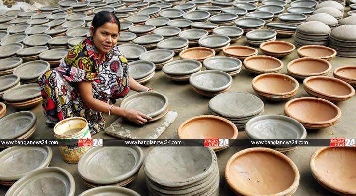 নারীর হাতে চাকা, মুন্সীগঞ্জে স্বচ্ছল মৃৎ শিল্পীরা