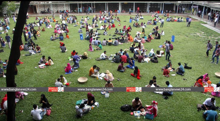 টিএসসিতে জমজমাট ইফতার