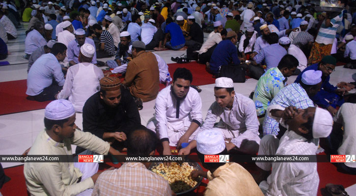 বায়তুল মোকাররমে ধনী-গরিবের অন্যরকম ইফতার
