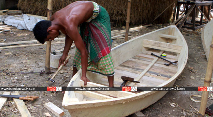 ঠুলঠুলিয়ায় নৌকার কারিগরদের ব্যস্ত সময়