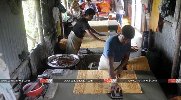 রমজানে ব্যস্ত বাটিক শ্রমিকরা