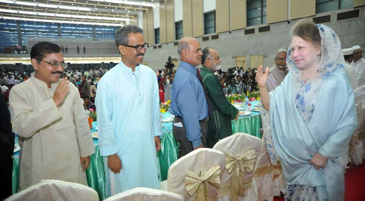 দায় সারা গোছের আমন্ত্রণে খালেদা একা