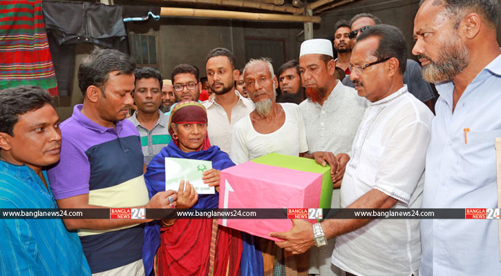 বগুড়ায় তারেকের ঈদ সামগ্রী বিতরণ