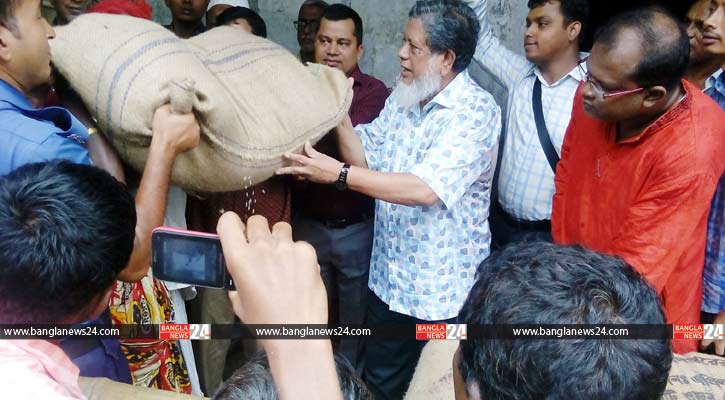 ফুলছড়িতে ভিজিএফের চাল বিতরণ ডেপুটি স্পিকারের