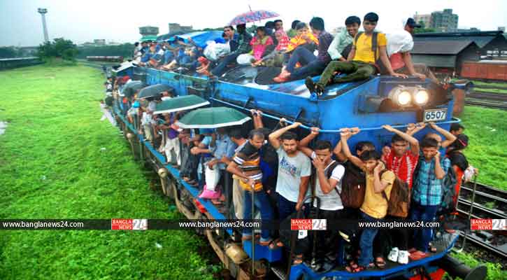 ছবিতে ট্রেনে বাড়ি ফেরা
