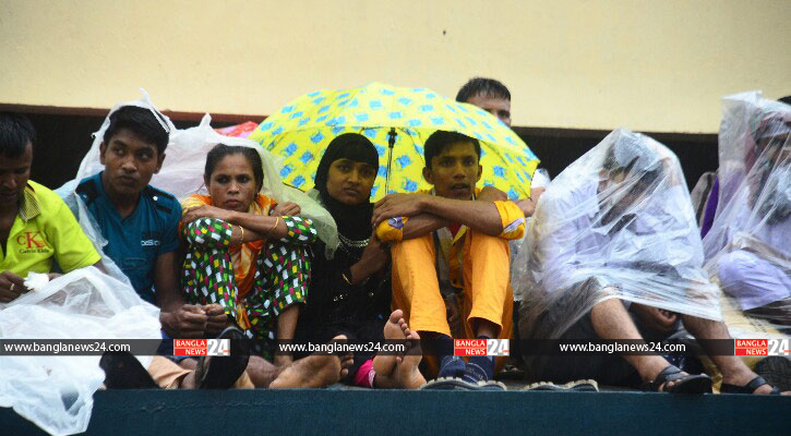 ট্রেনের ছাদে পলিব্যাগে মুড়িয়ে ছুটে চলা