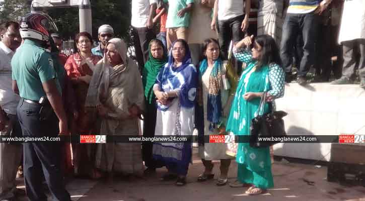 শহীদ বেদীর সামনে নগ্নপায়ে কৃষিমন্ত্রী