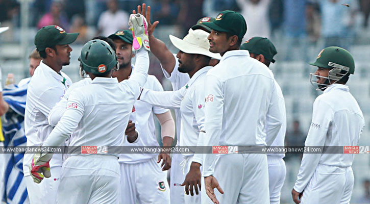 হতাশার দিনে আশায় রাখলেন বোলাররা