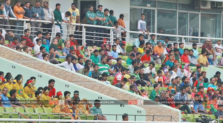 টেস্ট ম্যাচ হলেও ফাঁকা নেই গ্যালারি