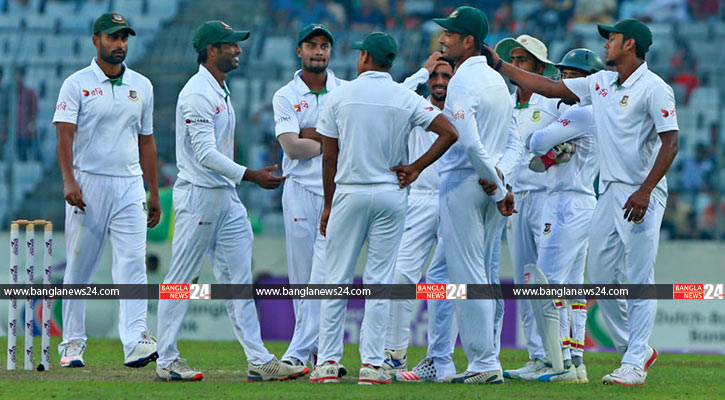 ইংলিশদের দ্রুত অলআউটের লক্ষ্যে মাঠে সাকিবরা