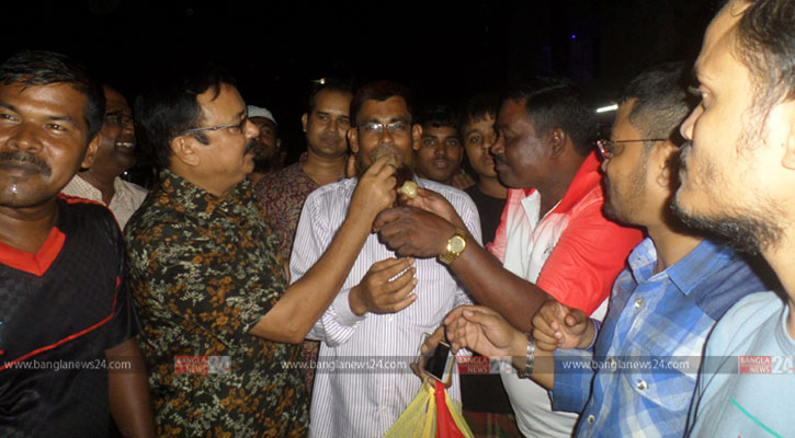  মিরাজের বাড়িতে আনন্দের বন্যা, মিষ্টির ছড়াছড়ি