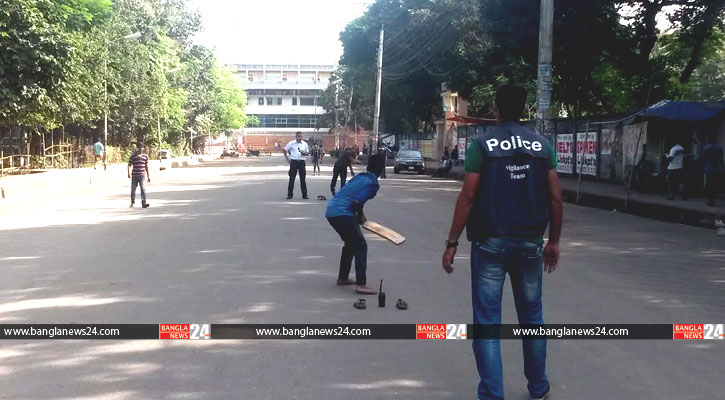 ভেতরে ক্রিকেট, বাইরেও ক্রিকেট