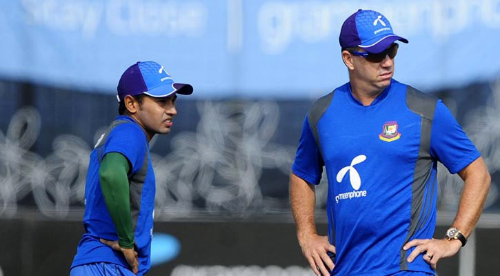 পা মাটিতেই রাখছেন স্টুয়ার্ট ল