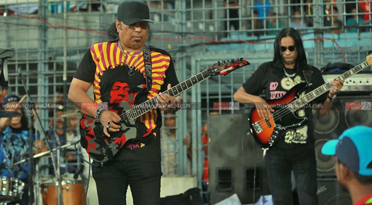 বৃষ্টি মাথায় গ্যালারি মাতালেন আইয়ুব বাচ্চু