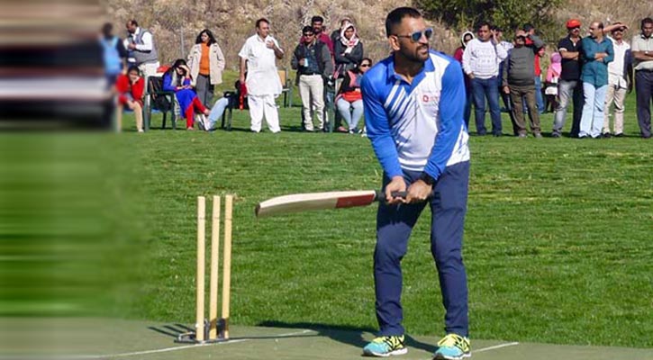 ফুটবলের দেশে ব্যাট হাতে ধোনি