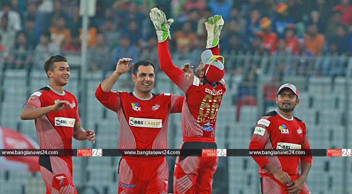 উদ্বোধনী ম্যাচে হারের সামনে মাশরাফির কুমিল্লা