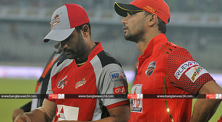 টস জিতে ফিল্ডিংয়ে মাশরাফির কুমিল্লা