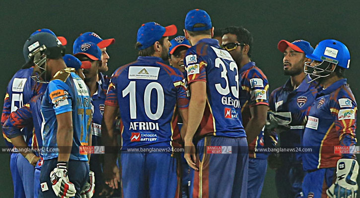 সাকিবের উইকেট খোয়ালো ঢাকা