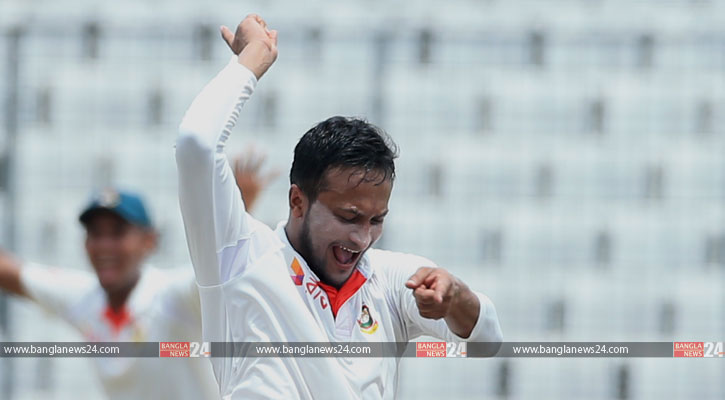 সাকিব নাচছেন, নাচাচ্ছেনও