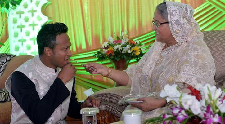 সাকিবকে নিজ হাতে খাইয়ে দিলেন প্রধানমন্ত্রী