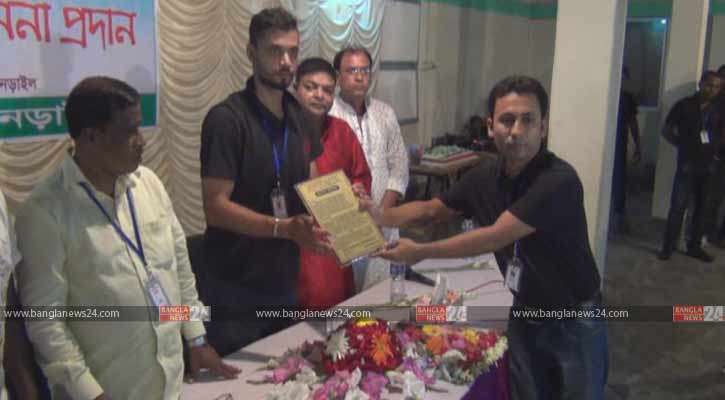 সেরা বাঙালি নির্বাচিত হওয়ায় মাশরাফিকে সম্মাননা