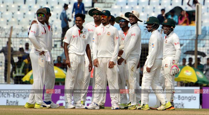 বৃষ্টিবিঘ্নিত দিনে ফিল্ডিংয়ে নামলো টাইগাররা