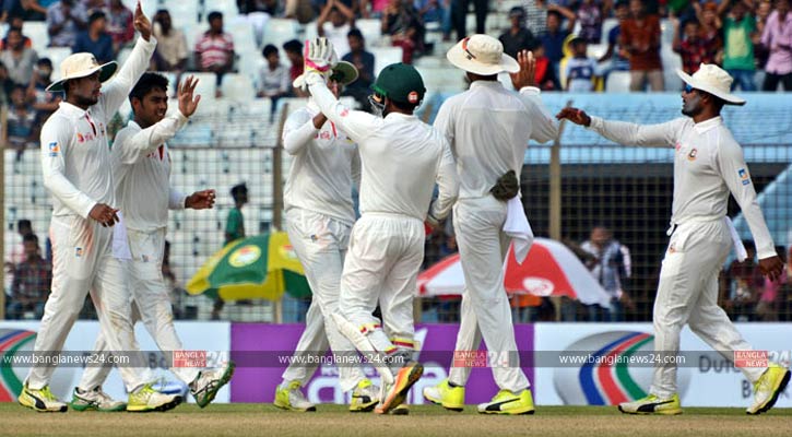 অজিদের অষ্টম উইকেটের পতন