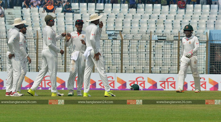 উইকেটের খাতায় নাম লেখালেন মিরাজ